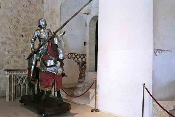 Os fuzileiros navais foram equipados com réplicas do traje micênico, receberam réplicas de espadas cruciformes micênicas e foram colocados em uma sala com temperatura controlada ajustada.