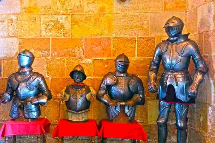 Datada do sÃ©culo XV a.C., a armadura Dendra Ã© composta por 15 folhas de liga de cobre unidas com couro, que cobrem o usuÃ¡rio do pescoÃ§o aos joelhos, relatou Sarah Knapton, do Telegraph.