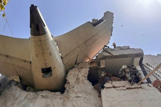 Avião com mais de 240 pessoas cai na Índia