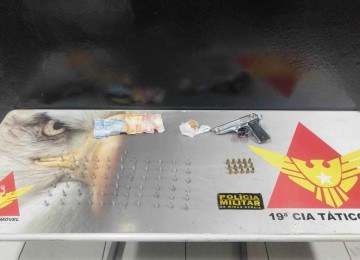 Foram apreendidos 67 pinos de cocaína, uma porção de crack, uma pistola de calibre 9 milímetros municiada e R$ 68 em dinheiro vivo -  (crédito: Divulgação/PMMG)