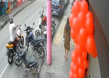 Câmera de segurança flagrou ação de suspeito de furtar capacete de moto para comprar botijão de gás -  (crédito: PMMG/Divulgação)