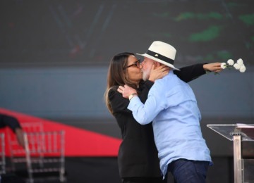 Presidente Lula beija a primeira-dama Rosângela da Silva e a presenteia com uma rosa no dia dos namorados -  (crédito: Edesio Ferreira/EM/D.A Press)