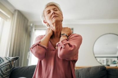Fibromialgia atinge entre 80–90% das mulheres diagnosticadas, causando dores crônicas e fadiga incapacitante  -  (crédito: Peopleimages.com - YuriArcurs)