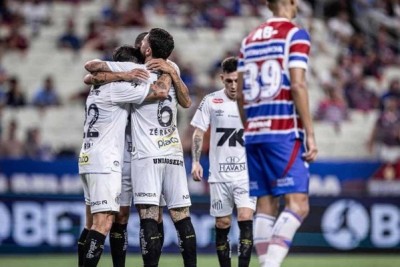 Em um jogo com cinco gols, Santos bate o Fortaleza por 3 a 2, fora de casa, e deixa o Z-4 do Brasileirão. Veja as notas do J10.Foto: Raul Baretta / Santos FC. -  (crédito: Foto: Raul Baretta / Santos FC.)