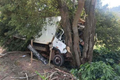 Motorista do caminhão morreu com o impacto da batida -  (crédito: Divulgação/CBMMG)