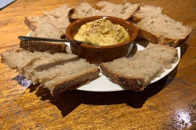 O homus é um dos pratos mais conhecidos feitos com grão-de-bico. De origem do Sudeste Asiático, essa pasta cremosa é preparada com grão-de-bico cozido, tahine (pasta de gergelim), suco de limão, alho e azeite de oliva. -  (crédito: Benoît Prieur - wikimedia commons)