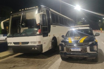 O ônibus, o condutor e toda a carga foram encaminhados à Polícia Judiciária -  (crédito: PRF/Divulgação)