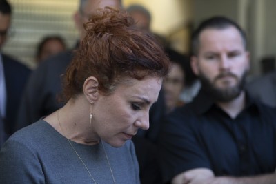  Carla Zambelli, de cabeça baixa, em entrevista coletiva em maio passado -  (crédito:  Nino Cirenza/Ato Press/Folhapress)