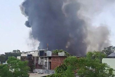 Coluna de fumaça subindo depois que o voo 171 da Air India caiu perto do aeroporto em Ahmedabad, na Índia -  (crédito: Photo by @ashlovetea / AFP)