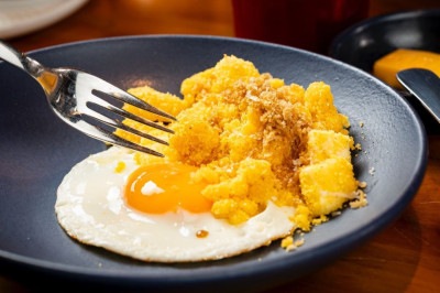 Fubá suado temperado com queijo e rapadura acompanhado de ovo frito na manteiga, do restaurante Trintaeum -  (crédito: Victor Schwaner/ Divulgação)