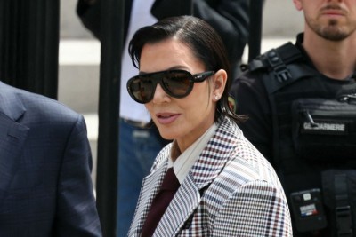 Kris Jenner exibiu uma pele visivelmente mais firme e contornos faciais definidos, desafiando as expectativas para sua idade -  (crédito: Alain Jocard/AFP)