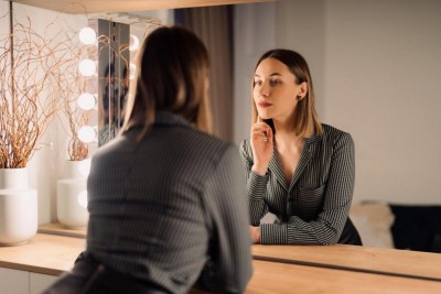 Buscar um dermatologista é importante para que ele possa examinar a pele e orientar as melhores estratégias para conquistar o glow -  (crédito: Freepik)