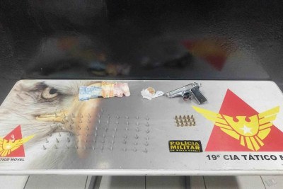 Foram apreendidos 67 pinos de cocaína, uma porção de crack, uma pistola de calibre 9 milímetros municiada e R$ 68 em dinheiro vivo -  (crédito: Divulgação/PMMG)