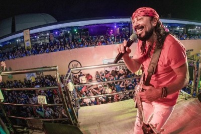 O cantor baiano Bell Marques tem 72 anos, mas continua com uma intensa agenda de shows pelo Brasil . Em entrevista à GQ, ele disse como consegue manter a energia.   -  (crédito:  Reprodução Instagram )