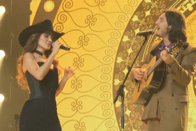 A cantora Paula Fernandes surgiu deslumbrante na 32ª edição do Prêmio BTG Pactual da Música Brasileira. Ela cantou com Tiago Iorc a música "Meu Disfarce", um dos sucessos da dupla homenageada na noite: Chitãozinho e Xororó. Belíssima de preto, Paula chamou atenção no evento. - 