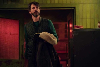 Matthew Goode é o investigador Carl Morck na série adaptada de livros que já viraram filmes -  (crédito: NETFLIX/DIVULGAÇÃO)