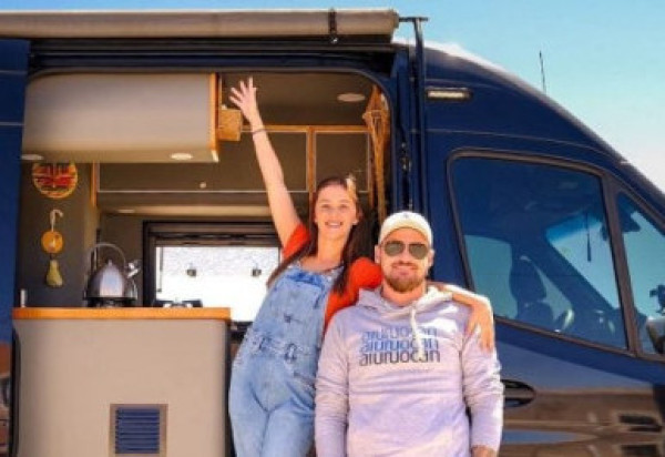 Depois de viralizarem nas redes sociais por construírem seu próprio motorhome, um casal de brasileiros fundou uma empresa especializada nesses veículos. -  (crédito: Reprodução/@bemnaestradabr)