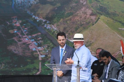 Presidente Lula pede respeito de militantes ao prefeito de Mariana, Duarte Júnior, que vinha sendo vaiado pelos presentes -  (crédito: Edésio Ferreira/EM/D.A Press)