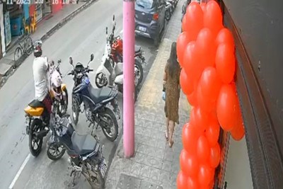 Câmera de segurança flagrou ação de suspeito de furtar capacete de moto para comprar botijão de gás -  (crédito: PMMG/Divulgação)