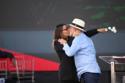 Presidente Lula beija a primeira-dama Rosângela da Silva e a presenteia com uma rosa no dia dos namorados -  (crédito: Edesio Ferreira/EM/D.A Press)