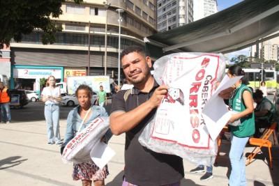 Rodrigo Ataíde dos Santos recebeu um cobertor da Prefeitura de BH para se proteger do frio -  (crédito: Jair Amaral/EM/D.A Press)