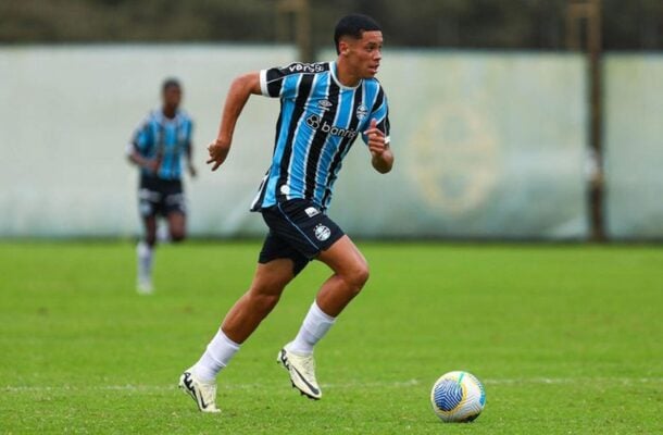 ALYSSON - Foi o nome do ataque gremista. Conduziu com categoria o lance do gol, aplicando um drible de destaque em Cacá e servindo Braithwaite com precisão. Mostrou velocidade, controle e tomada de decisão. NOTA 8,0. Lucas Uebel/ Grêmio