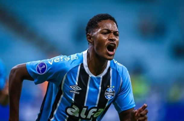 RIQUELME - Teve pouca liberdade para armar e jogou de costas na maior parte do tempo. No fim, desperdiçou chance clara ao ignorar um companheiro livre para finalizar mal de fora da área. NOTA 4,0. Lucas Uebel/ Grêmio