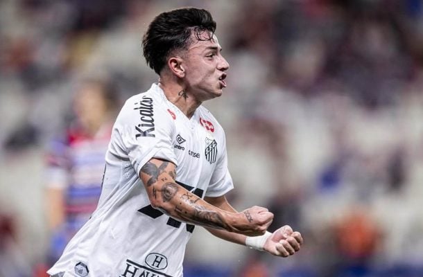 BARREAL - Fez um belo gol aproveitando a assistência de Rollheiser. Poderia ter dobrado sua marcação ainda na etapa inicial, mas hesitou com o pé direito. No segundo tempo desperdiçou boa oportunidade ao adiantar demais a bola. NOTA 7,5. Foto: Raul Baretta/ Santos FC.