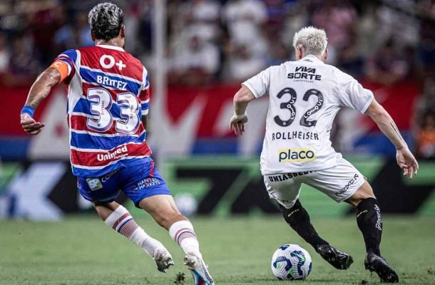 ROLLHEISER - Assistência absurda para o gol de Barreal, o primeiro do Peixe. Ainda ajudou na marcação, voltando quase sempre até o fim. No segundo tempo, definiu o jogo, fazendo um lindo gol nos acréscimos. NOTA 8,5. Foto: Raul Baretta/ Santos FC.