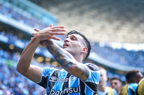 CRISTALDO - Distante do nível apresentado em outros jogos, ficou travado no meio da marcação e teve dificuldade para fazer o time jogar. Sua principal virtude, o e criativo, pouco apareceu. NOTA 4,0. Lucas Uebel/ Grêmio 