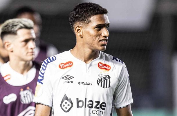 SOUZA - Teve dificuldade por estar sobrecarregado no setor, já que o Fortaleza colocava mais jogadores de seu lado. No entanto, não comprometeu. Saiu no intervalo. NOTA 7,0. Foto: Raul Baretta/ Santos FC.
