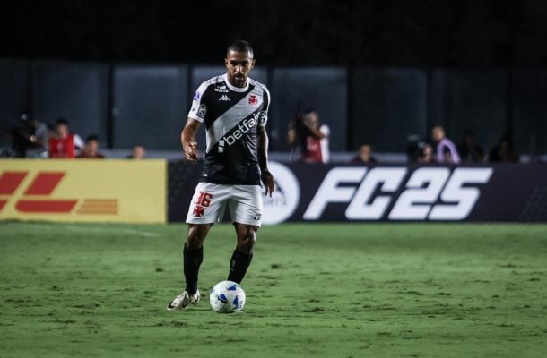 PAULO HENRIQUE -  Excelente atuação do lateral. Fez jogadas individuais que funcionaram na velocidade pela direita. Acertou excelente e de calcanhar no meio de campo e achou Rayan no primeiro gol e depois fez cruzamento preciso para o gol de Vegetti. Defensivamente, saiu-se bem. Appos o terceiro gol, foi substituído. NOTA 8,0 - Foto:  Dikran Sahagian/Vasco