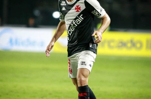 LUCAS PITON - Com boas ações ofensivas, conseguiu deixar Vegetti em boas condições de marcar e fez bons es em profundidade. Além disso, não deixou espaços no corredor defensivo e ainda apareceu bem nos bloqueios. NOTA 7,0 - Foto: Matheus Lima/Vasco
