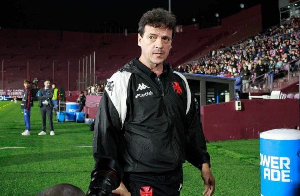 TÉC. FERNANDO DINIZ -  Os dias livres para os treinos fizeram bem ao Vasco, que fez um grande primeiro tempo. O time melhorou com os gatilhos de pressão e nos encaixes de marcação, dominando, assim, os 45 minutos iniciais. O time soube investir no tempo certo para atacar e chegou merecidamente aos gols. Na etapa final, o Cruz-Maltino istoru a vantagem sem correr grandes riscos. O cenário anima para as próximas rodadas. NOTA 7,5 - Foto: Matheus Lima/Vasco  