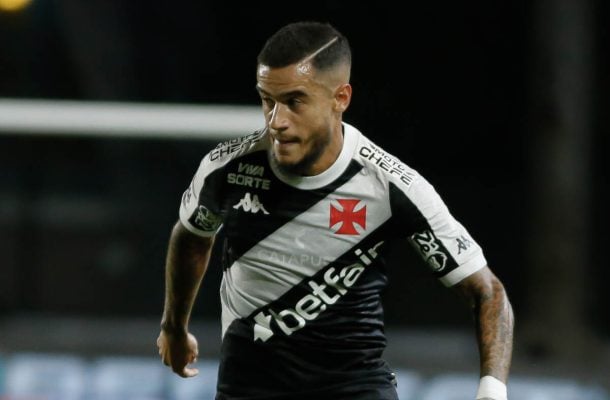 PHILIPPE COUTINHO - Fez um jogo acima do que vinha mostrando em campo. Desfilou habilidade no controle de bola, inclusive no espaço curto. Assim, atraiu marcadores e deixou seus companheiros em superioridade numérica para evoluir nos ataques. Desacelerou na etapa final para encontrar o melhor e e rendeu um pouco menos. NOTA 7,5 - Foto: Matheus Lima/Vasco