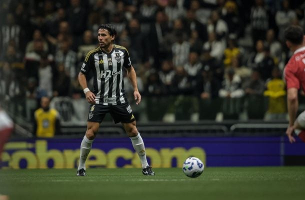 JUNIOR ALONSO – Assim como Rabello, teve dificuldades em lances de chuveirinho e, principalmente, quando Borré jogou pelo seu setor. Foi correto na saída de bola. NOTA: 6,0. Foto: Pedro Souza / Atlético
