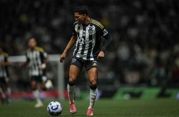 RONY – Caiu pela esquerda e, com espaço, arriscou de longe. Uma das finalizações acertou a trave de Anthoni — seria um golaço. E foi importante no gol contra de Vitão, pressionando o Colorado na jogada. No segundo tempo, chegou atrasado, tentou fazer o gol metendo a mão na bola e levou amarelo. Está suspenso para a próxima partida.  NOTA: 7,0. Foto: Pedro Souza / Atlético