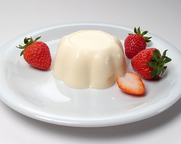 O Bavarian cream é uma sobremesa sa que consiste em um creme cozido à base de ovo e gelatina ou isinglass, no qual o chantilly é dobrado. A mistura é preparada em uma forma fria e desenformada para servir. 
