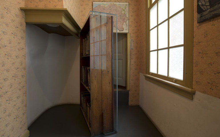 O abrigo era protegido por uma estante de livros bem em frente Ã  porta, fato que tornava o local quase imperceptÃ­vel. O lugar se tornou um museu e todos os detalhes da Ã©poca estÃ£o conservados da mesma maneira