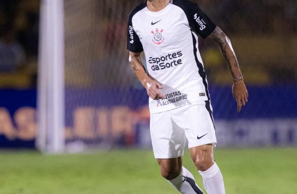 FABRIZIO ANGILERI -  Lento na recomposiÃ§Ã£o, deixou de cobrir a falha de CacÃ¡ no lance do gol. Cumpriu funÃ§Ã£o mais centralizada na linha defensiva, tentando colaborar na saÃ­da, mas sem grande destaque. NOTA 4,0. Foto: Rodrigo Coca/AgÃªncia Corinthians