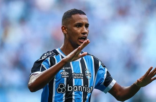 ANDRÉ HENRIQUE - Ficou encaixotado entre os defensores rivais e não recebeu bolas em condições de finalizar. Sua atuação foi apagada. NOTA 4,0. Lucas Uebel/ Grêmio