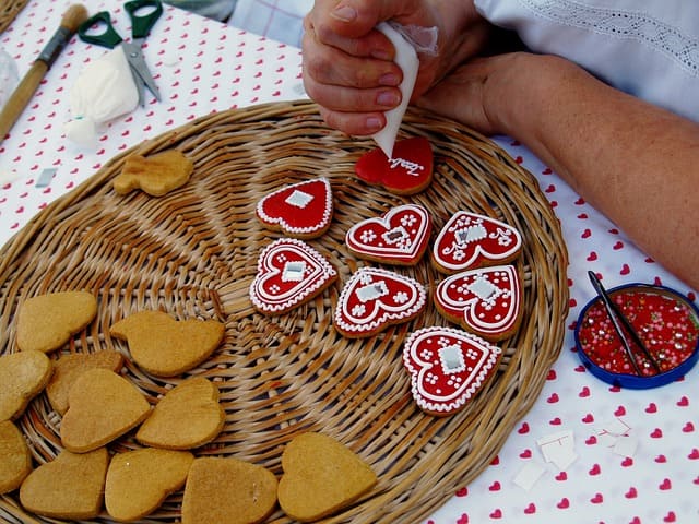 Na Espanha, as datas de celebração do amor variam conforme a região. Na cidade de Valencia, por exemplo, o Dia dos Namorados é 9 de outubro, com festa de São Dionísio. Pela tradição, as pessoas presenteiam com marzipã, um doce árabe, envolto em lenço. E este lenço deve ser guardado para sempre.  -Pixabay