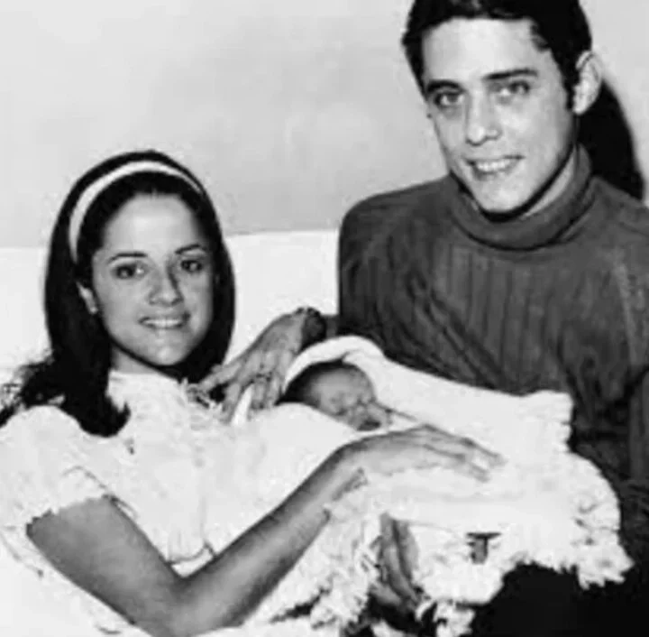 O casal teve três filhas: Helena, Luísa e Sílvia Buarque. Durante a Ditadura Militar no Brasil, Marieta e Chico se exilaram na Itália, onde viveram por dois anos.