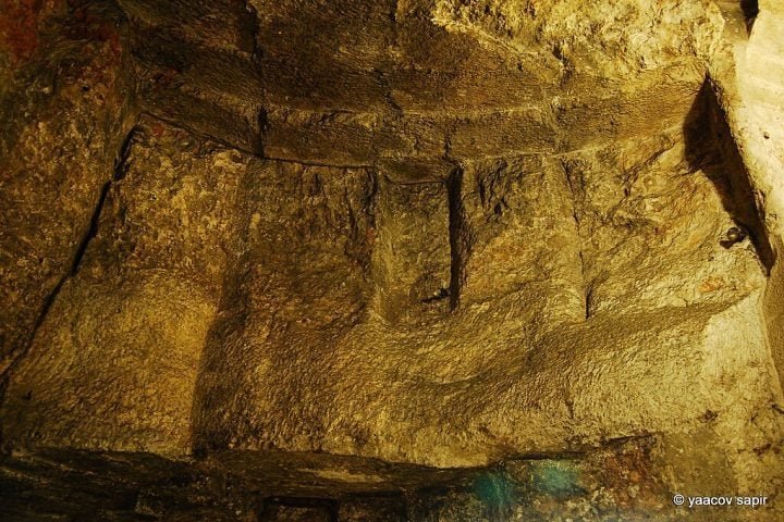 Também foram encontrados sinais de uso agrícola do terreno antes da construção da igreja, reforçando o cenário bíblico.