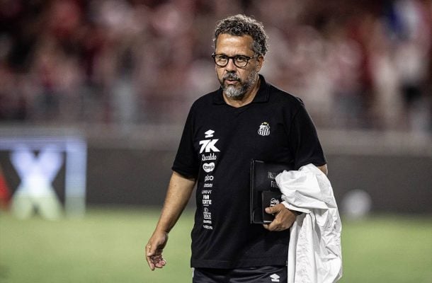 CLÉBER XAVIER - Time abriu 2 a 0 no primeiro tempo e se aproveitava da falta de calma dos jogadores do Fortaleza, aliado à pressão dos torcedores. Cedeu o empate em momento de desatenção, mas conseguiu sair com a vitória no fim. NOTA 7,0. Foto: Raul Baretta/ Santos FC.