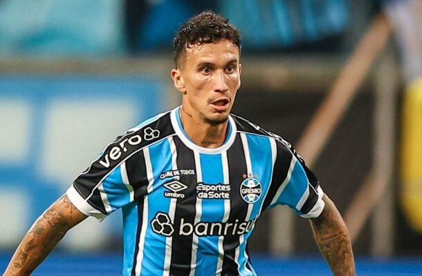 DODI - Foi o motor do meio-campo na marcação, combatendo com intensidade. Contudo, quando precisava acelerar o jogo com a bola, teve pouca contribuição. NOTA 6,0. Lucas Uebel/ Grêmio