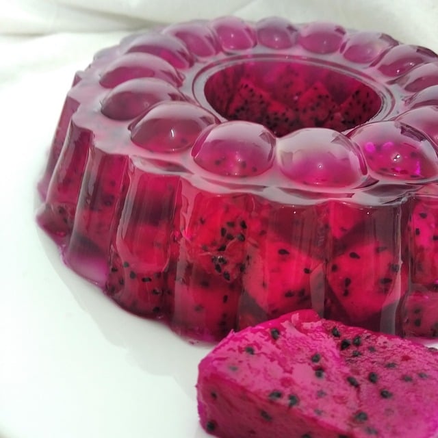 Na concentração, a gelatina é brevemente aquecida para matar germes remanescentes e estabilizá-la para novo armazenamento. Esse concentrado é resfriado e pressionado através de um disco perfurado. Cai numa esteira transportadora e seca lentamente.