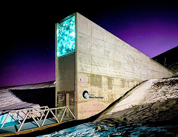 Um armazenamento foi construído em uma ilha norueguesa no Oceano Ártico. O intuito desta instalação é manter um banco com mais de 100 milhões de sementes – basicamente todas as principais culturas alimentares da Terra