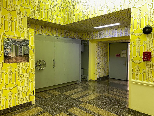 No caso, porta antiexplosão de 25 toneladas, câmaras de descontaminação, usina de força, clínica com salas de cirurgia, unidade de terapia intensiva, dormitórios que poderiam acomodar mais de 1.100 pessoas, entre outros 