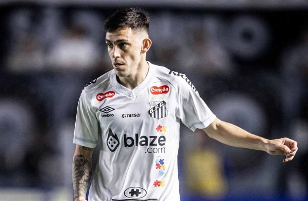 ESCOBAR - Fazia uma atuação segura lá atrás, especialmente porque o Fortaleza buscou mais ataques do lado oposto. Na etapa final, trocou de lado com a entrada de Zé Ivaldo e cometeu pênalti em Pikachu. NOTA 6,5. Foto: Raul Baretta/ Santos FC.